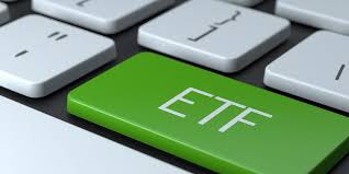 A diferencia de los fondos indexados, los ETFs ofrecen mayor liquidez. Pueden estar asociados a un sector concreto, o incluso un activo, como una criptomoneda o materias primas